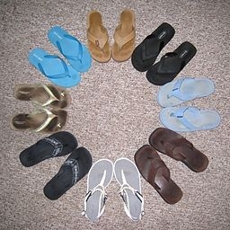 Flip_flops_arranged_in_a_circle.jpg